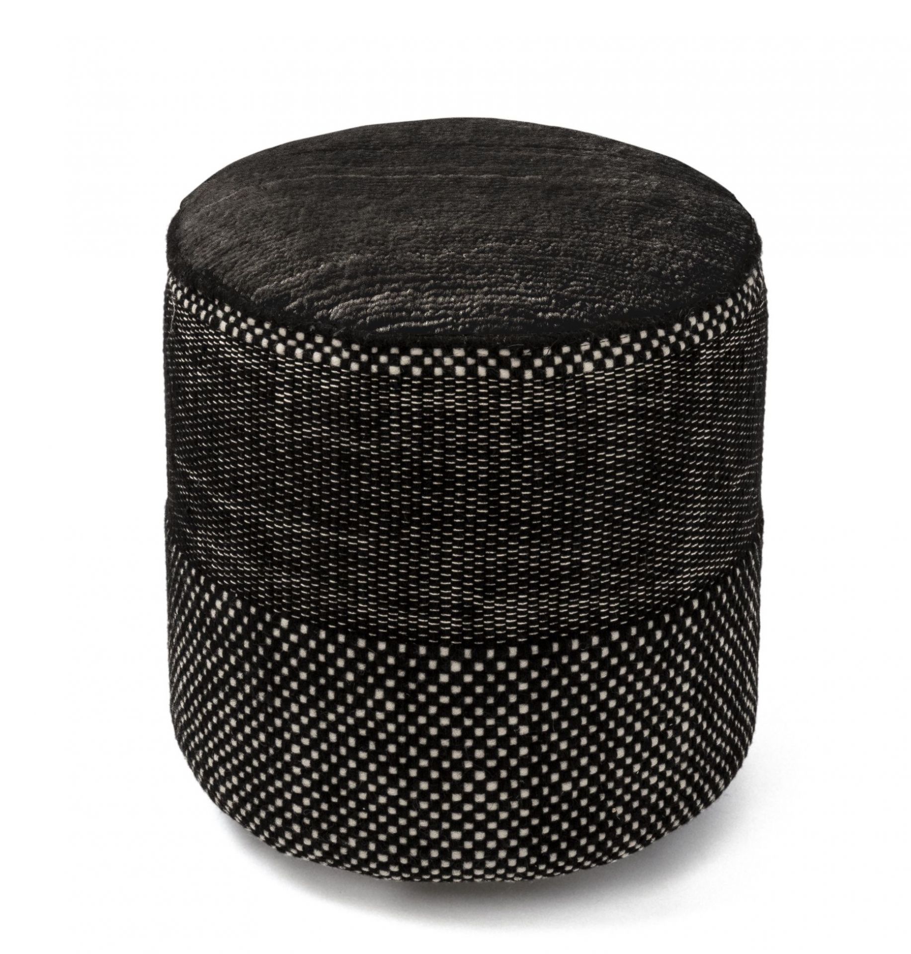 Nanimarquina Tres Presian Pouf in Schwarz, runder Sitzhocker mit gewebtem Muster für modernes Wohnambiente.