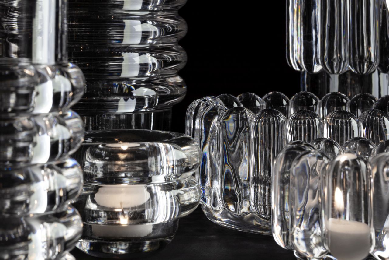 Detailaufnahme der Tom Dixon Press Schale, kleine Glasschale mit gerippter Struktur und Kerze. Dekorative Glasschale.