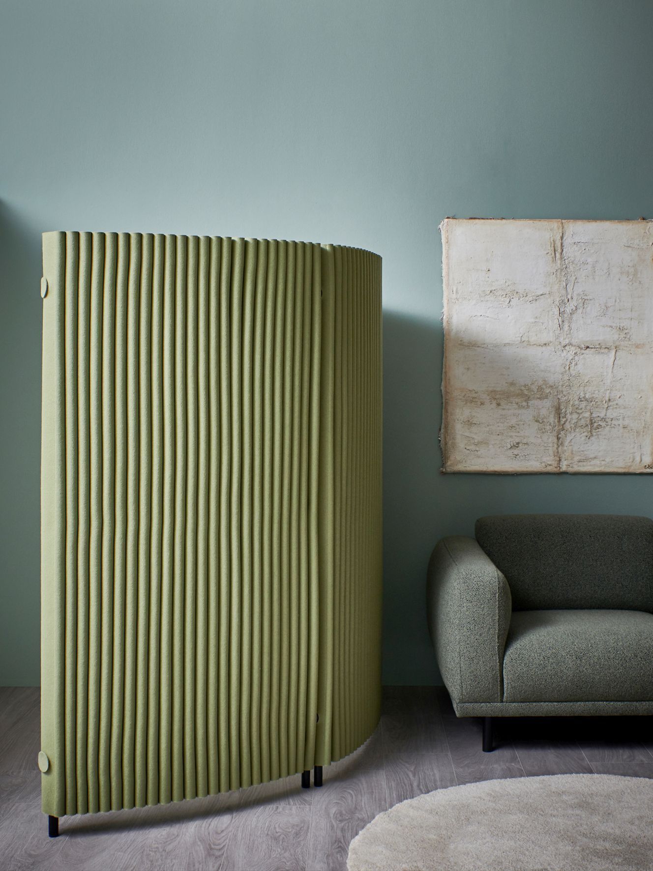 Grüner Hey Sign Welle Paravent, 2 gebogene Elemente, Raumteiler aus Filz im modernen Wohnzimmer.