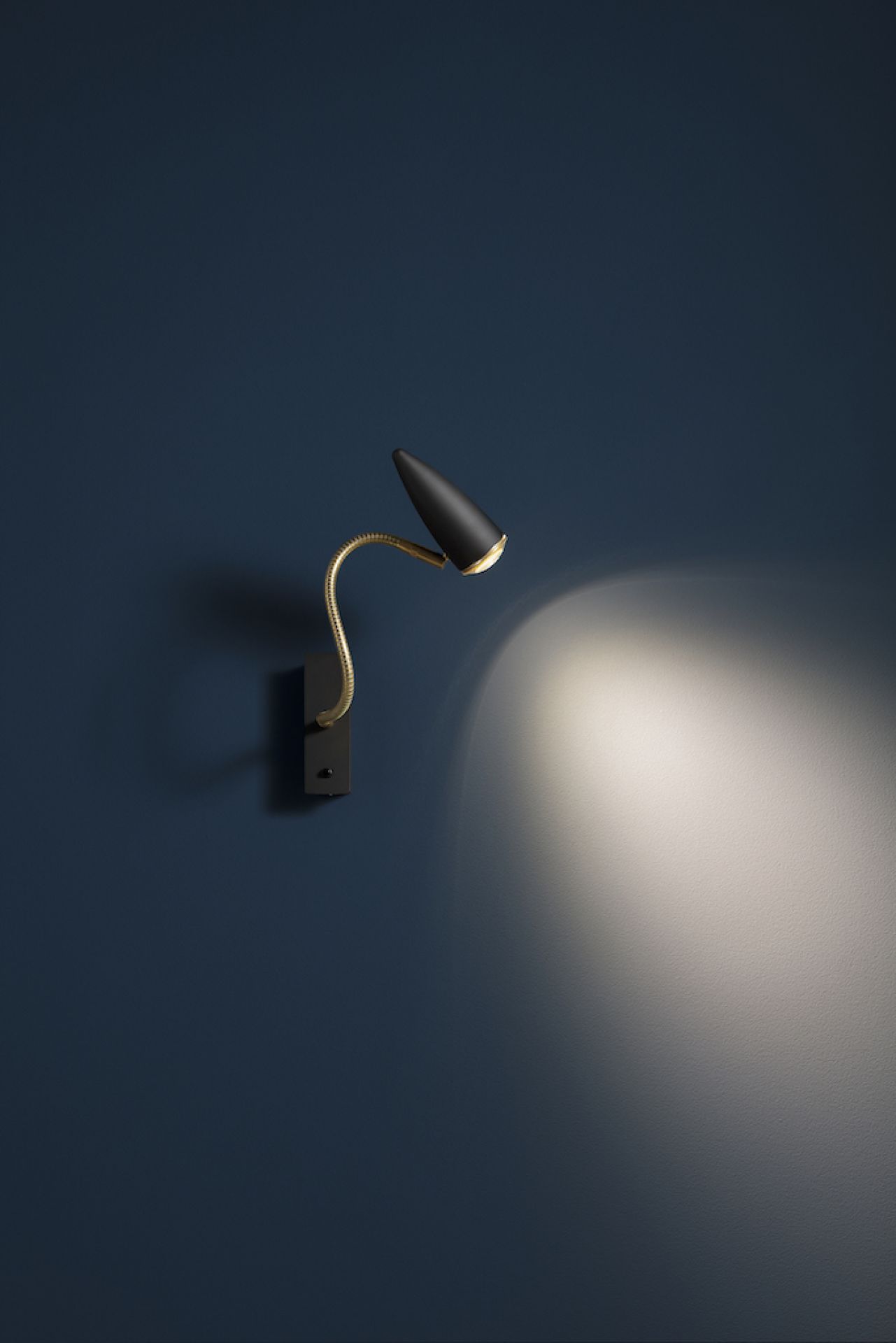 CicloItalia Flex W1 Wandleuchte von Catellani & Smith, schwarzer Lampenschirm mit flexiblem Arm.