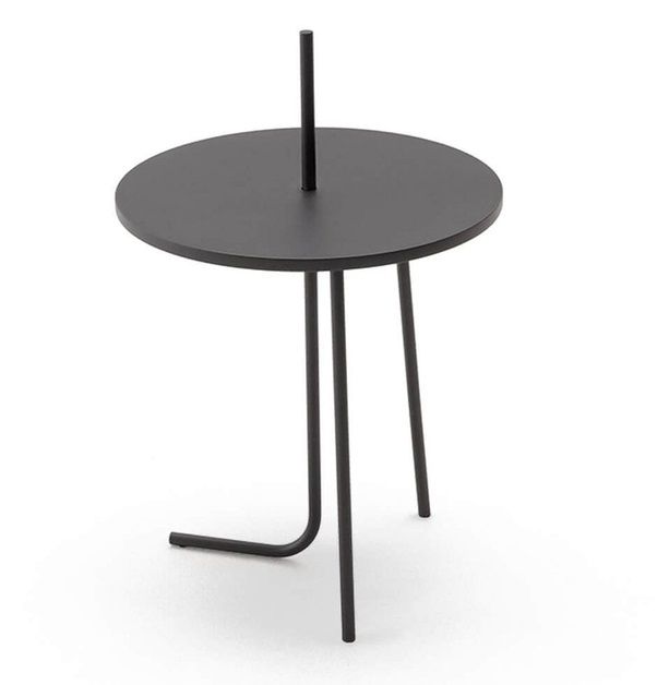 Schwarzer, runder Bond Beistelltisch von Cor mit drei Beinen und minimalistischem Design.