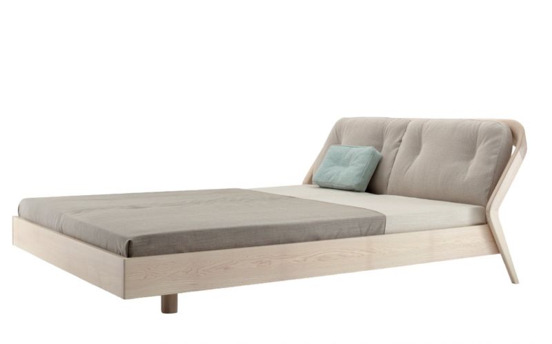 Friday Night Bett: Modernes Massivholzbett mit gepolstertem Kopfteil und hellgrauer Bettwäsche.