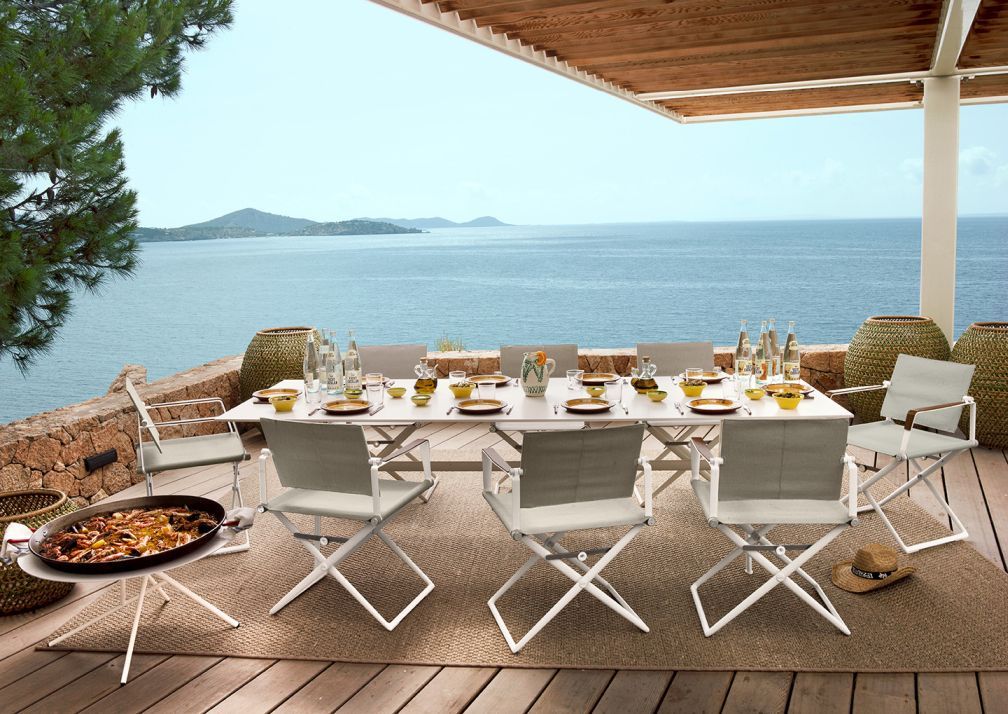 SeaX Armchair von Dedon auf Terrasse mit Meerblick. Exklusiver Armlehnstuhl für den Außenbereich.