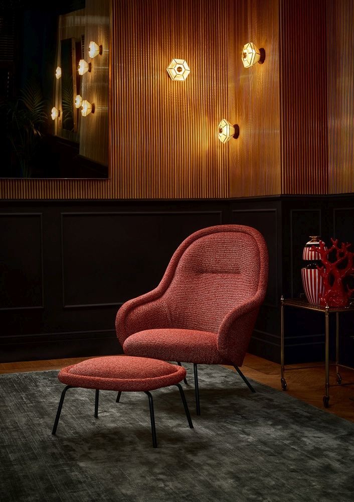 Roter Ona Sessel der Freifrau Manufaktur mit Hocker, bequemer Lounge Chair im modernen Design.