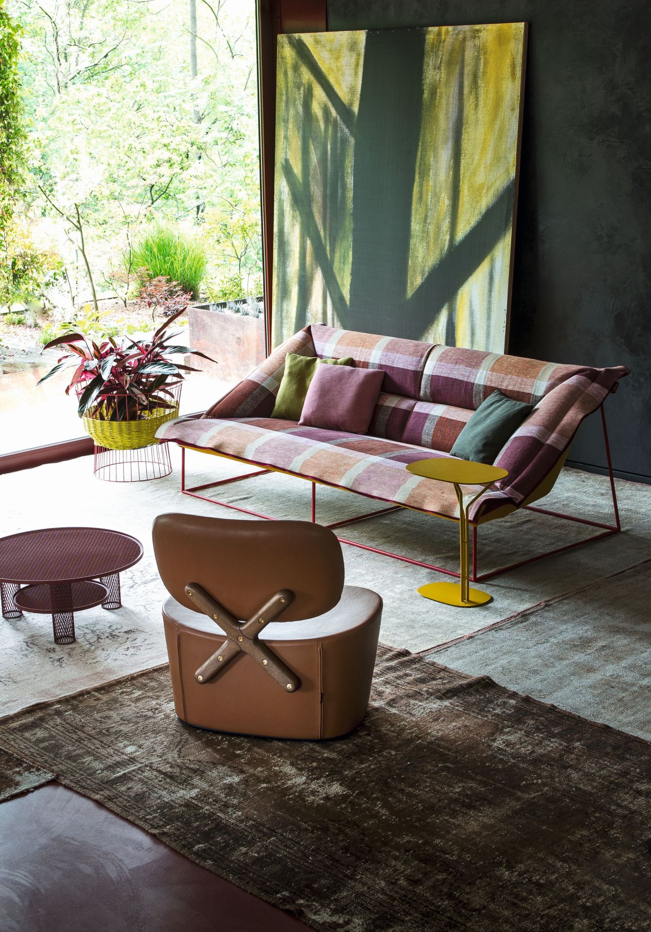 Gelber Moroso Net Beistelltisch groß neben Sofa und Sessel im modernen Wohnzimmer.