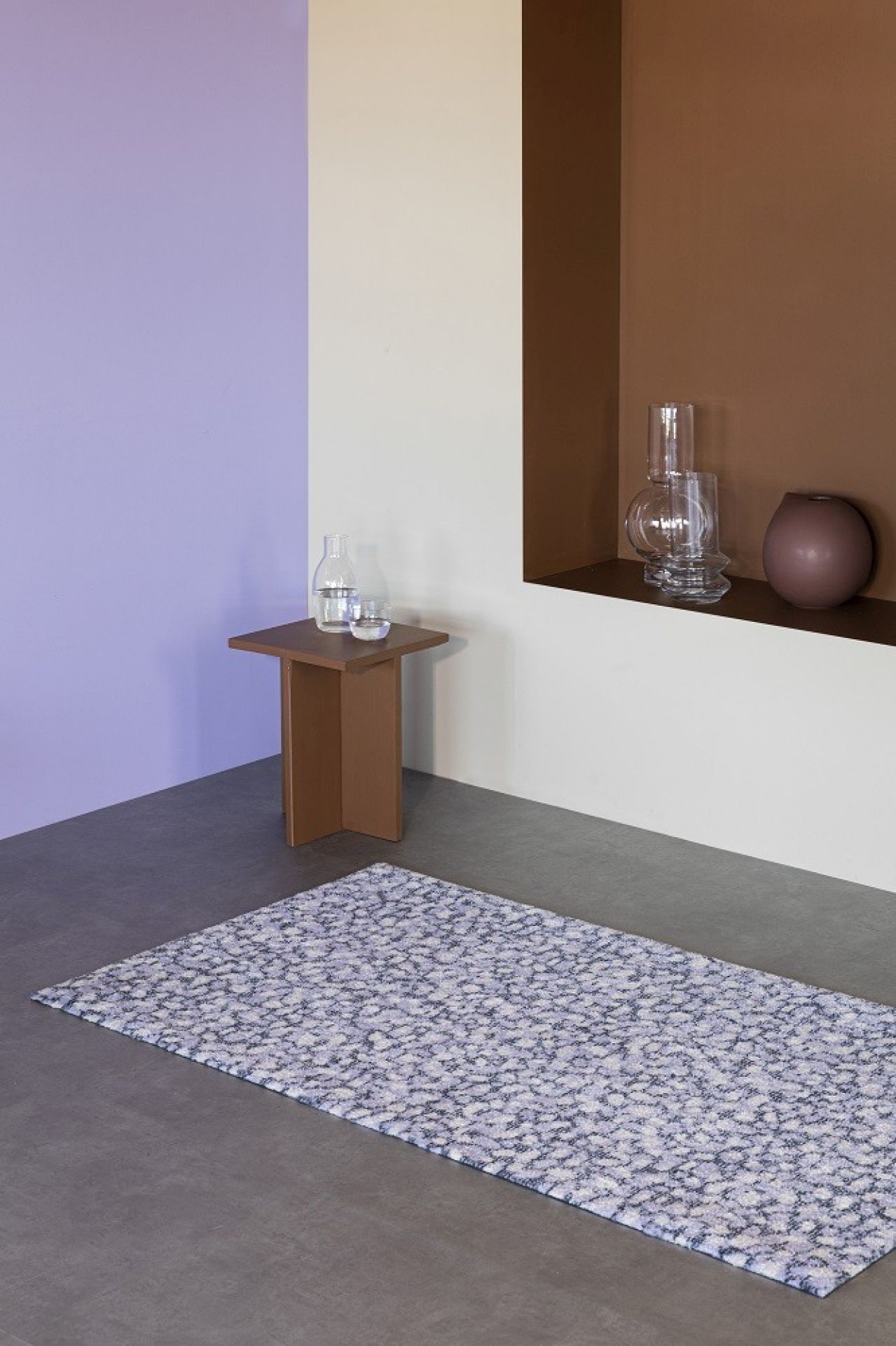 Grain Amethyst Heymat Fußmatte 85x115 cm: Moderne, gemusterte Indoor Fußmatte in lila und weiß.