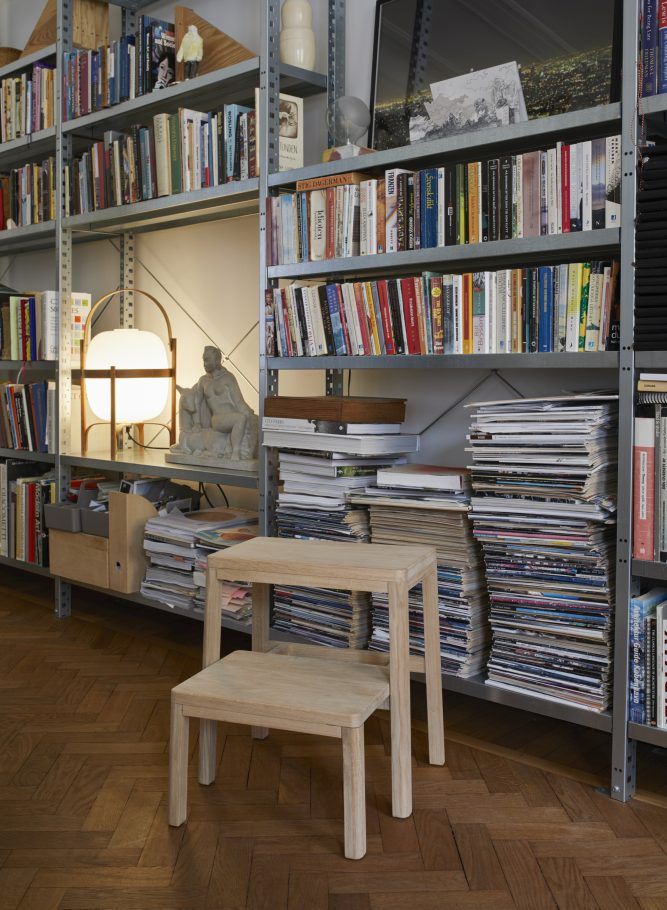 Noboru Step Ladder Trittleiter aus hellem Holz vor Bücherregal, praktische Leiter für den Haushalt.