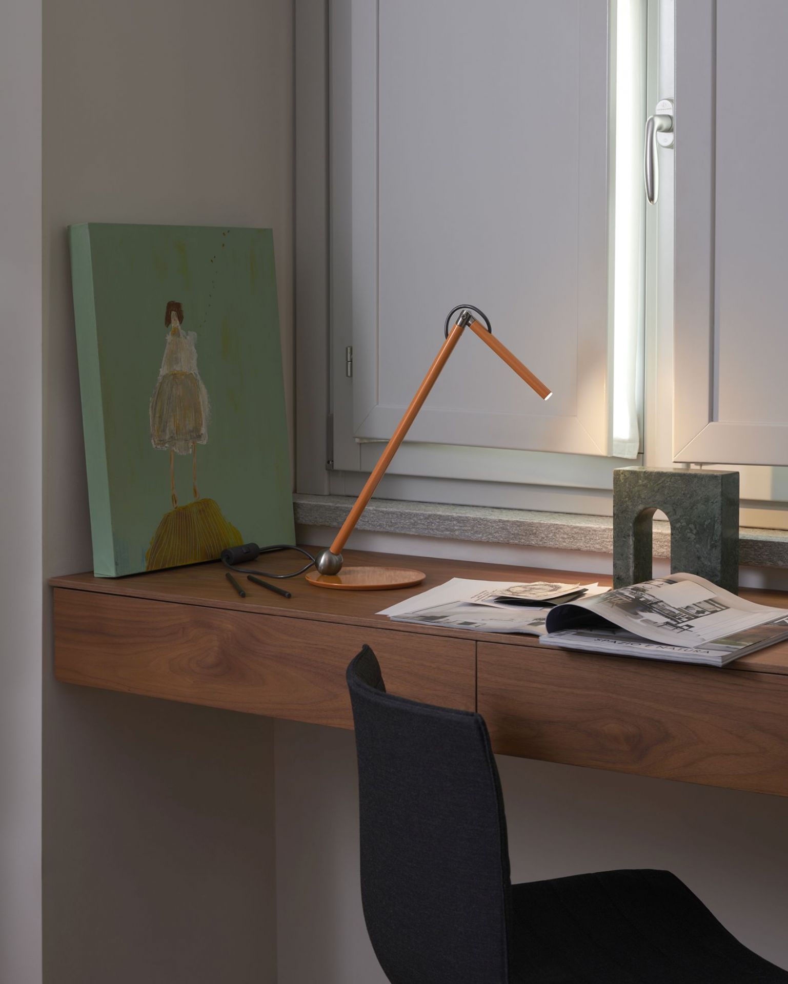 Calamaio Tischleuchte von Oluce auf Schreibtisch mit Dekoration. Moderne Lampe für Büro und Zuhause.