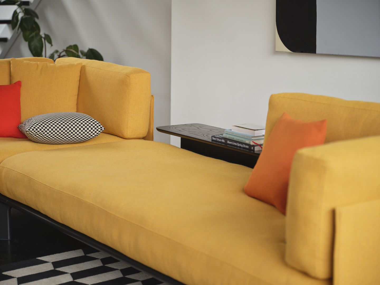 Gelbes Sofa mit Anagram Rückenkissen und Seitenkissen von Vitra, Breite 110 cm.