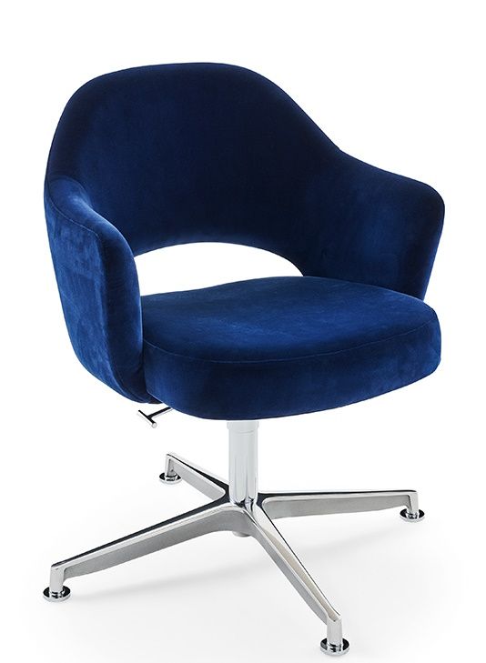Blauer Saarinen Relax Konferenzstuhl mit Armlehne und Drehfuß. Bürostuhl aus Samt mit 4-Stern-Fuß.