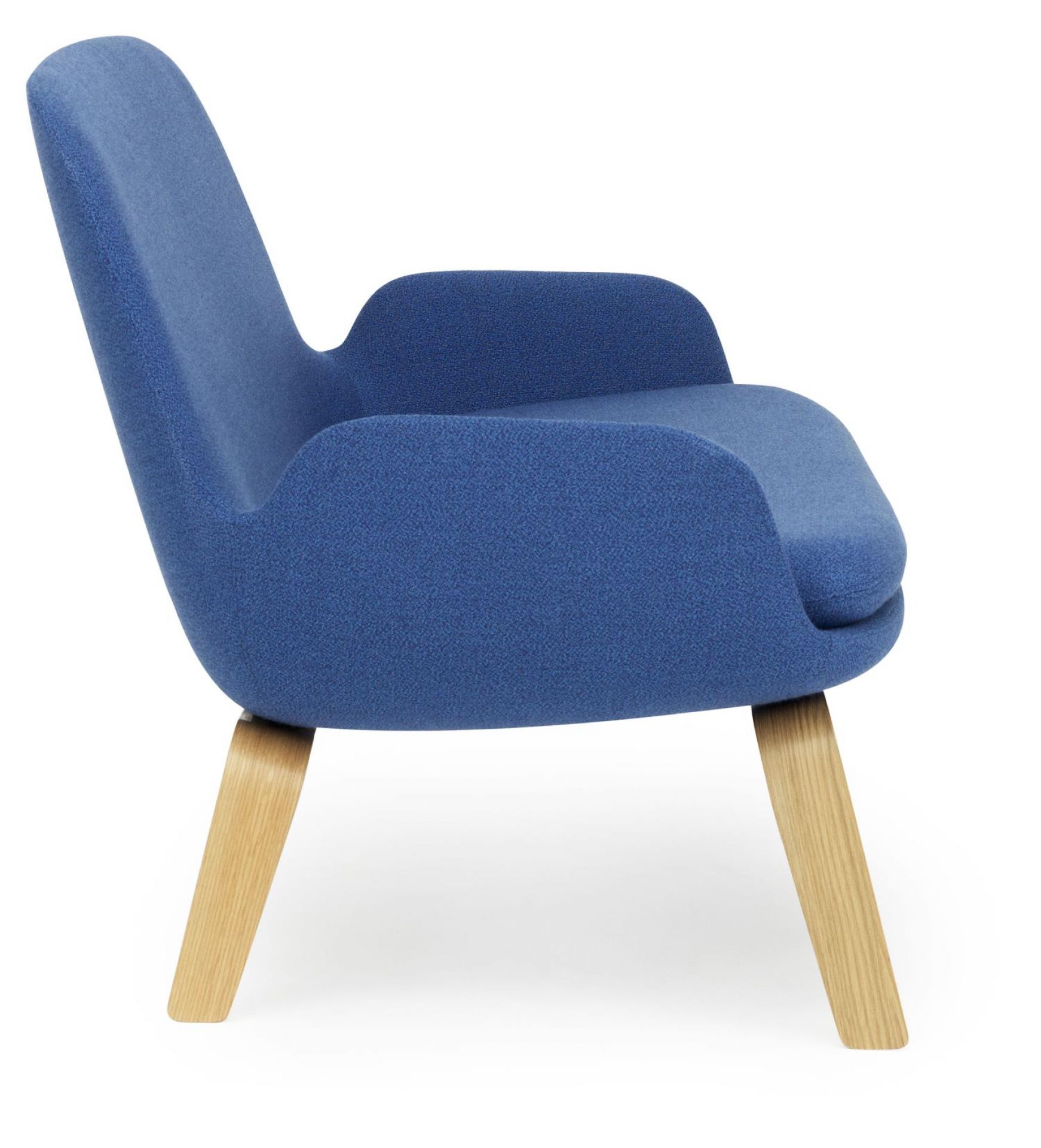 Blaues Era Sofa von Normann Copenhagen mit Holzbeinen, Seitenansicht. Modernes Design für Wohnzimmer.