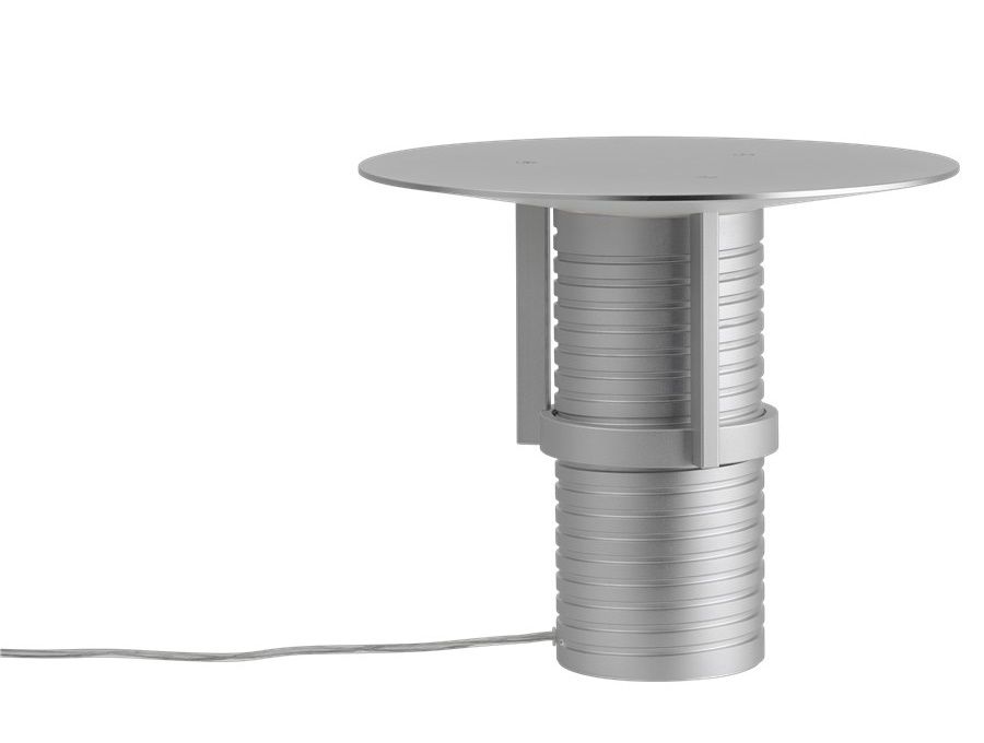 Silberne Set Table Tischleuchte von Muuto: Moderne Nachttischlampe mit rundem Lampenschirm und geriffeltem Sockel.