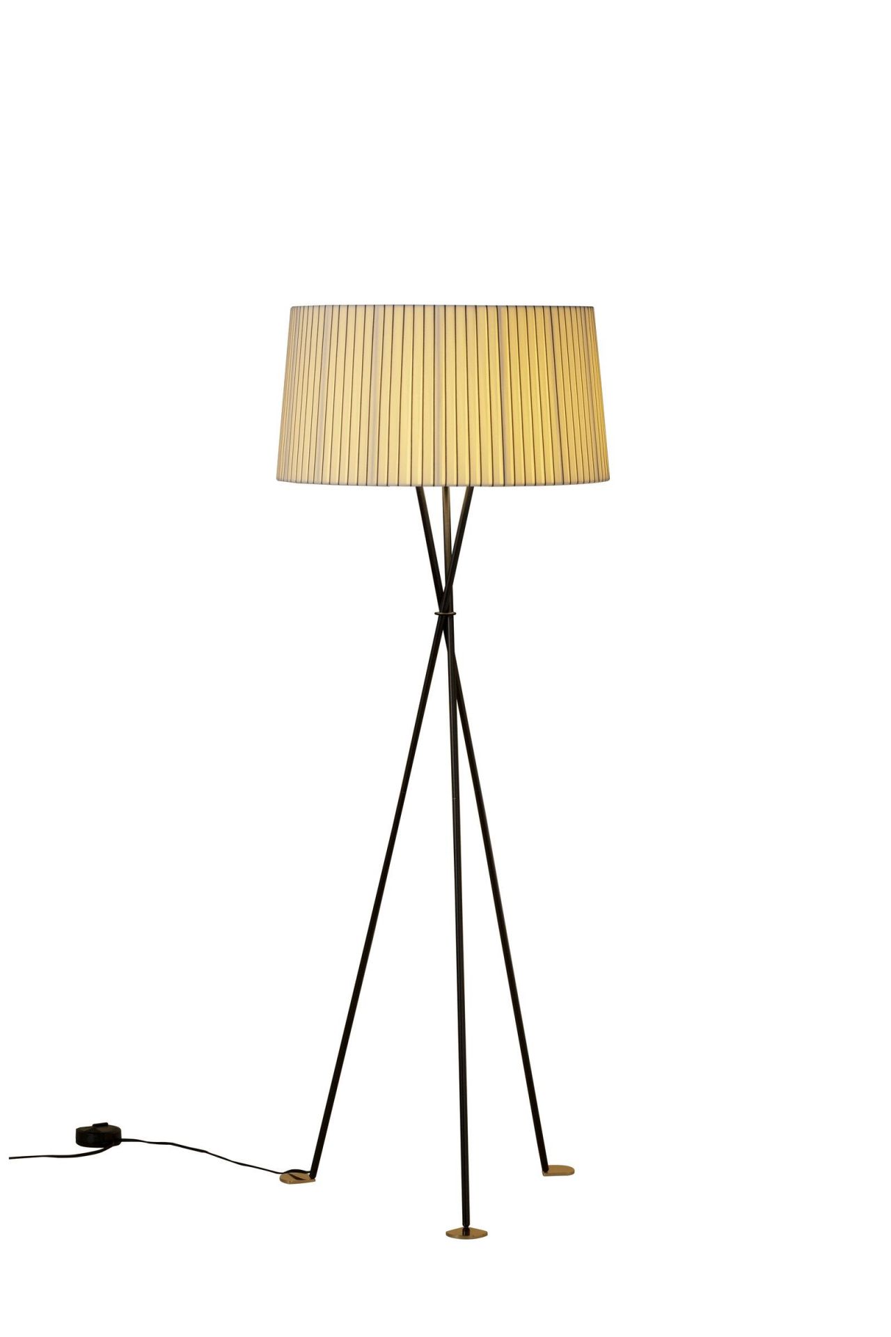 Tripode G5 Stehleuchte von Santa & Cole mit gestreiftem Lampenschirm und schwarzem Stativfuß.