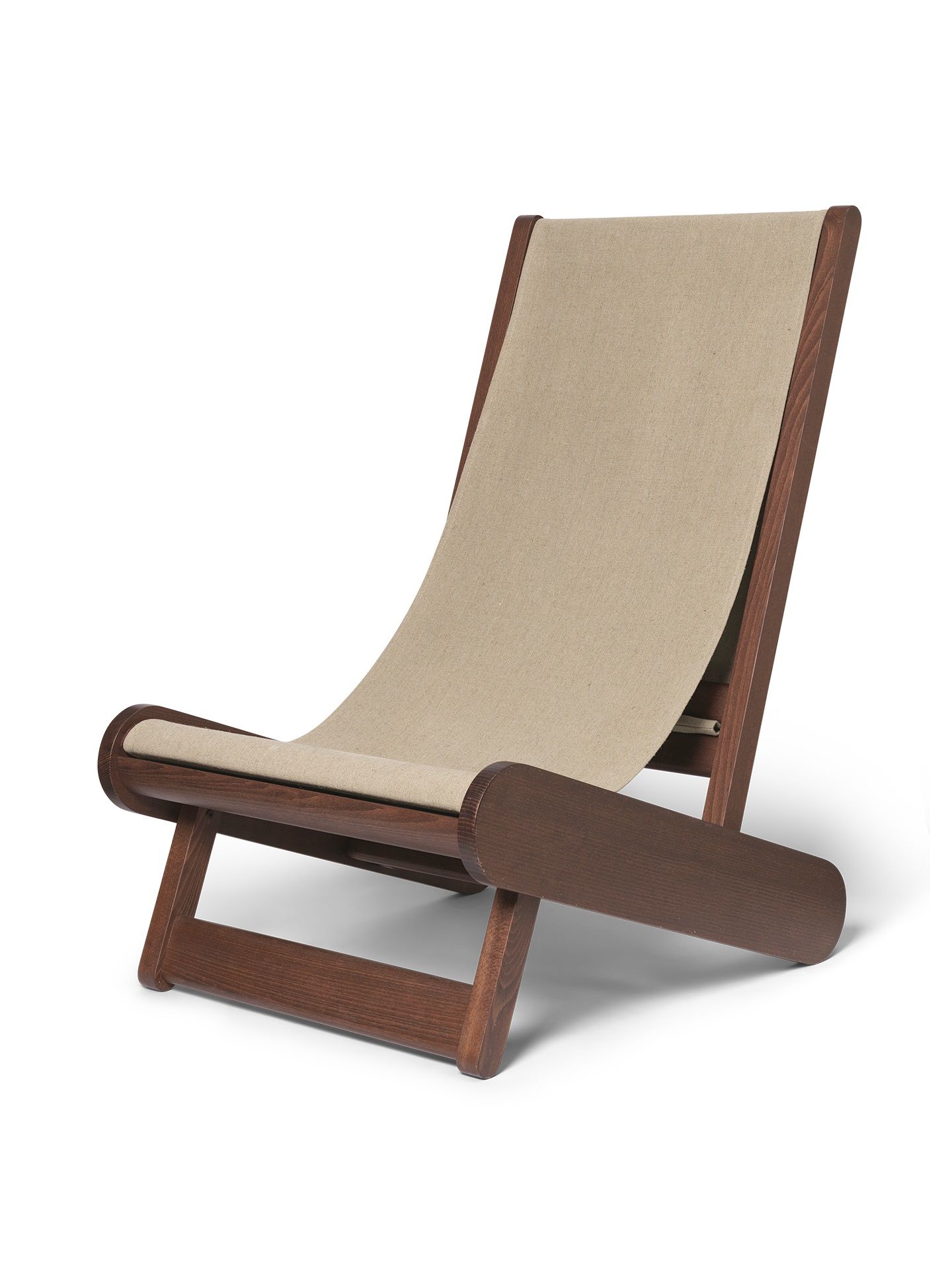 Hemi Lounge Chair von Ferm Living: Sessel aus Holz mit beigem Stoffbezug.