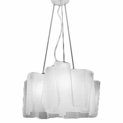 Logico Pendelleuchte von Artemide: Moderne Hängelampe mit drei weißen, wellenförmigen Glasschirmen.