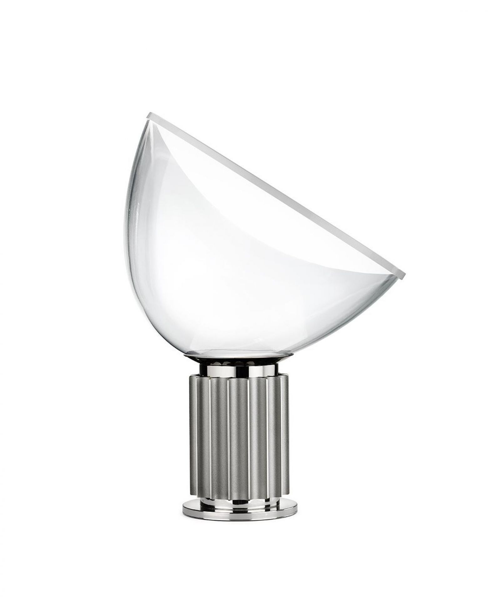 Taccia Small LED Tischleuchte in Silber: Moderne Designleuchte mit Glasschirm und geriffeltem Sockel.