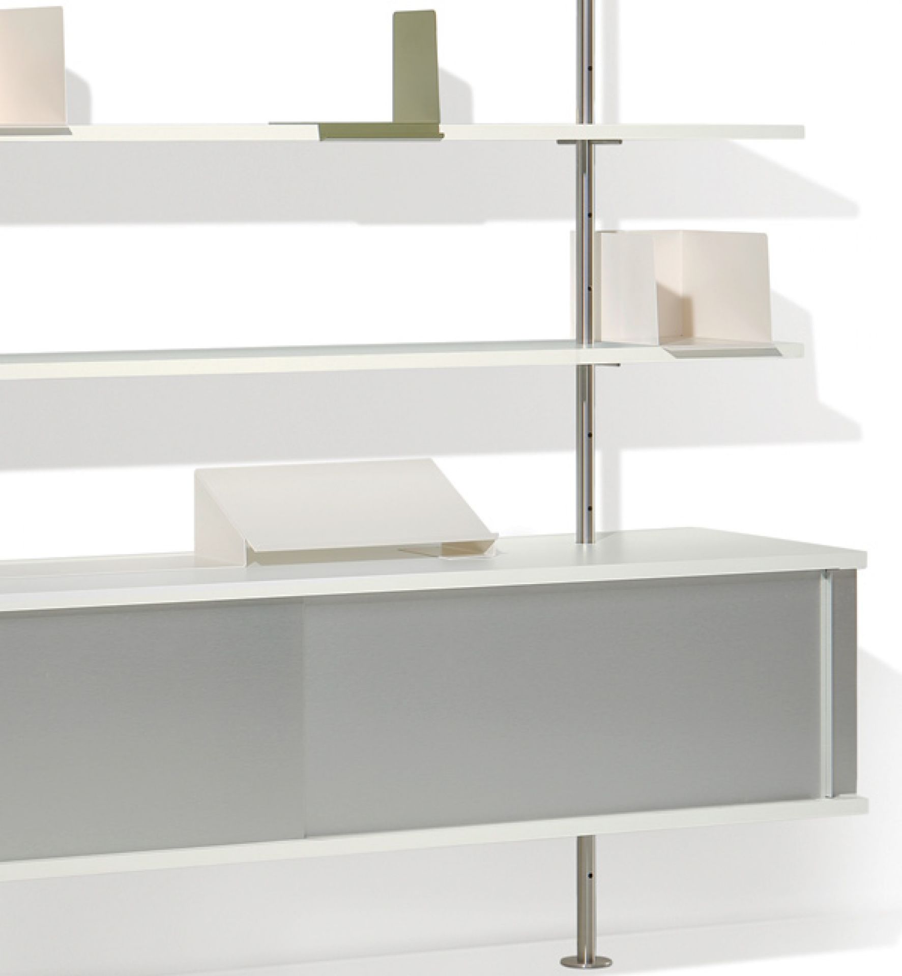 Weiße Buchstützen im Eiermann Regal von Richard Lampert, modernes Design für Bücher und Ordner.