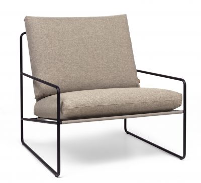 Desert Sessel von Ferm Living: Outdoor Sessel mit schwarzem Gestell und beigen Kissen.