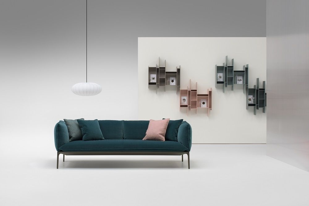 Wohnzimmer mit farbigem Randomito Regalsystem von MDF Italia und Sofa. Wandregale in Grau und Rosa.