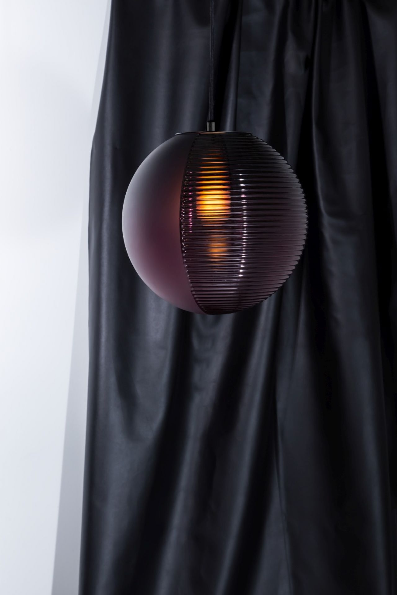 Nahaufnahme der Stellar Pendelleuchte von Pulpo in Medium und Weiß.