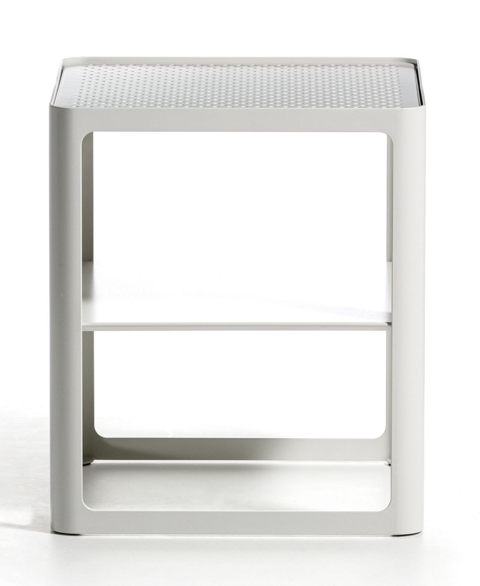 Weißer Tape Beistelltisch von Moroso mit perforierter Tischplatte und minimalistischem Design für moderne Wohnräume.