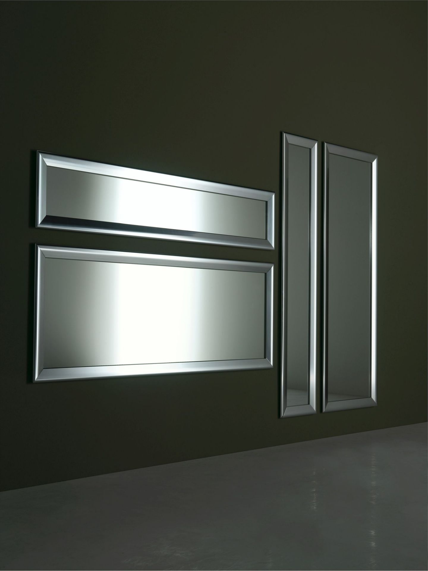 Yume Spiegel mit Rahmen von Casamania Horm, rechteckig und hochformatig, silberfarben, modernes Design.