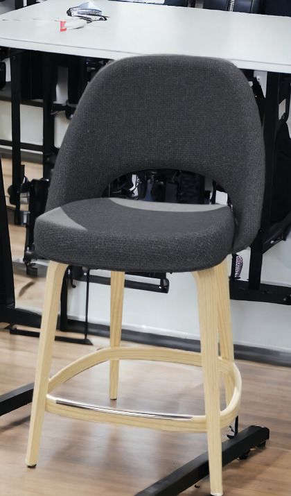 Grauer Saarinen Barhocker von Knoll International mit Holzbeinen und Fußstütze für Thekenhöhe.