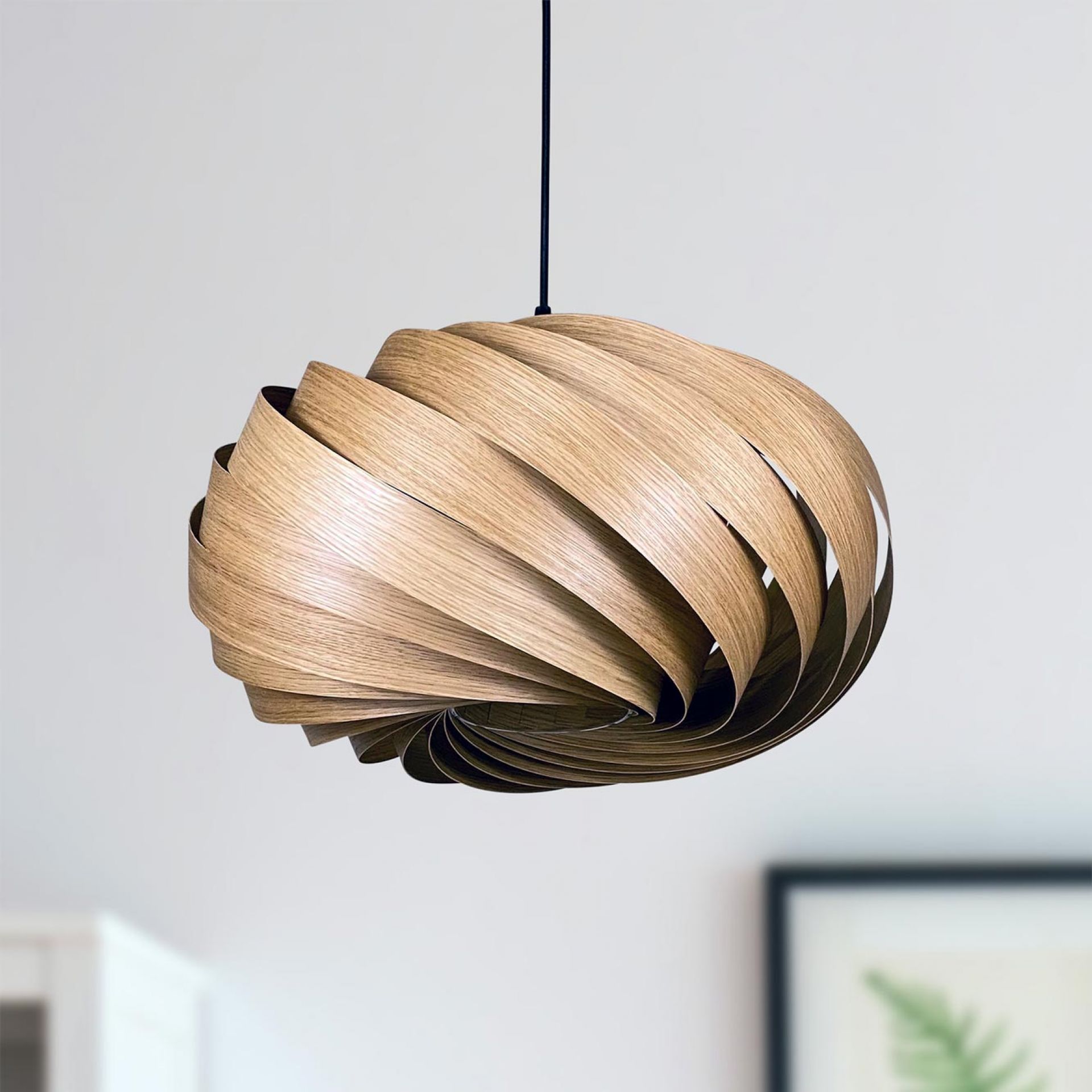 Quiescenta Hängeleuchte aus Eiche: Moderne Pendelleuchte mit spiralförmigem Design für stilvolle Innenraumbeleuchtung.