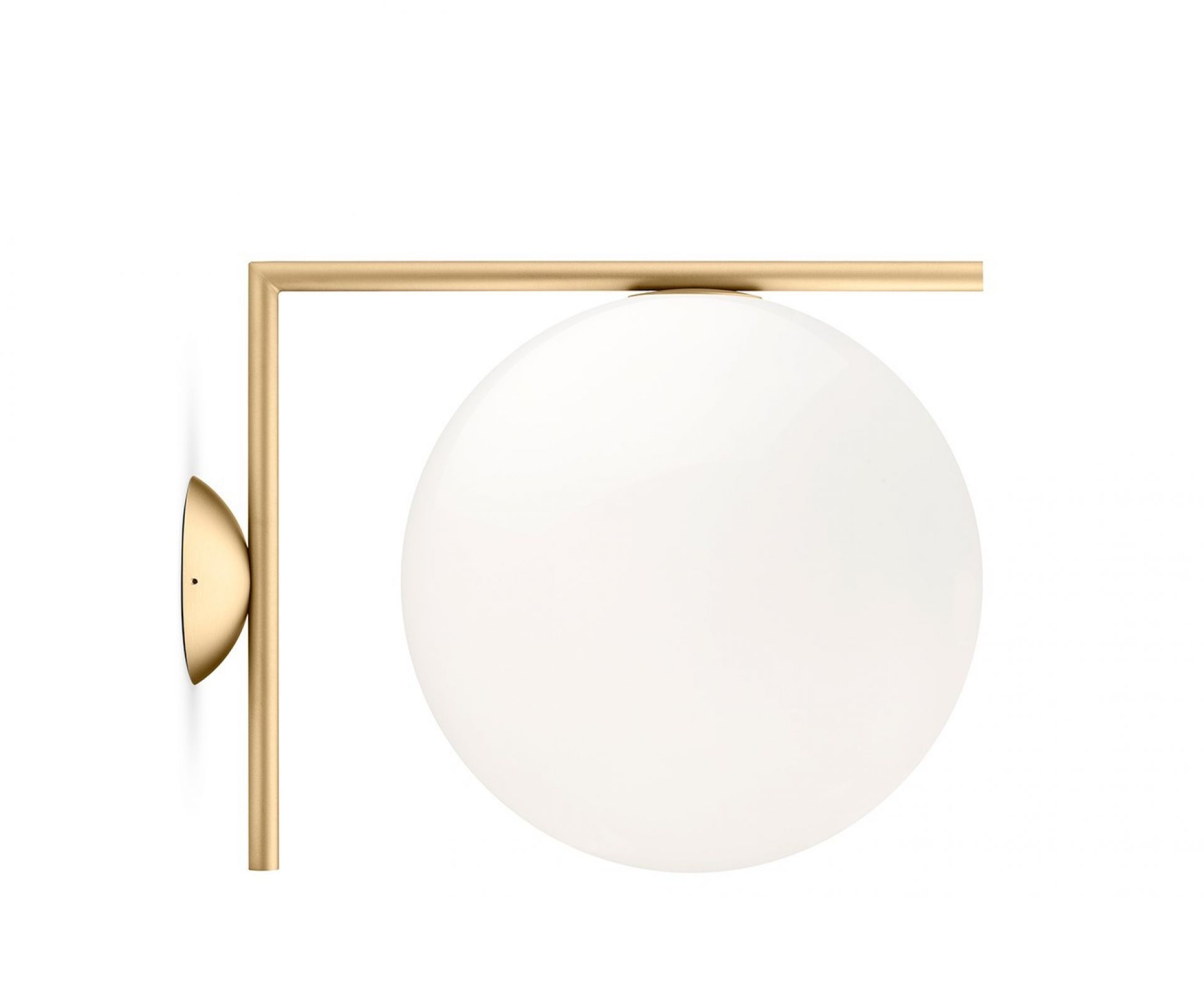 IC Lights Wandleuchte in Messing von Flos mit opalem Glaskörper für Wand oder Decke.