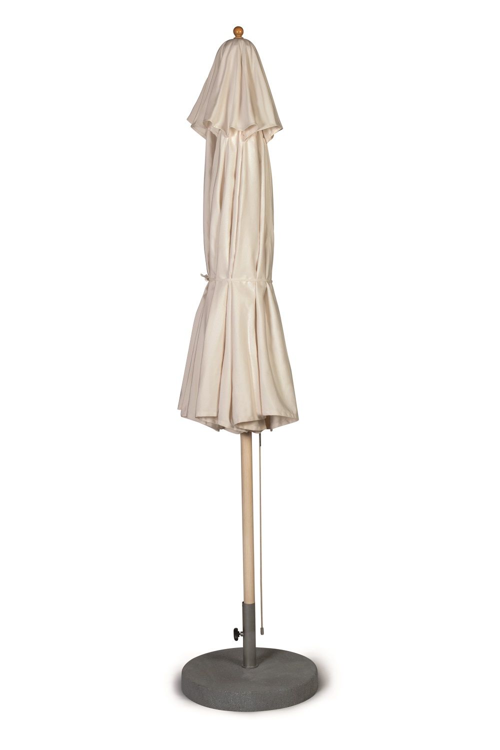 Geschlossener Weishäupl Basicschirm / Sonnenschirm mit Ø 335 cm auf einem Betonsockel. Ideal für Garten und Terrasse.