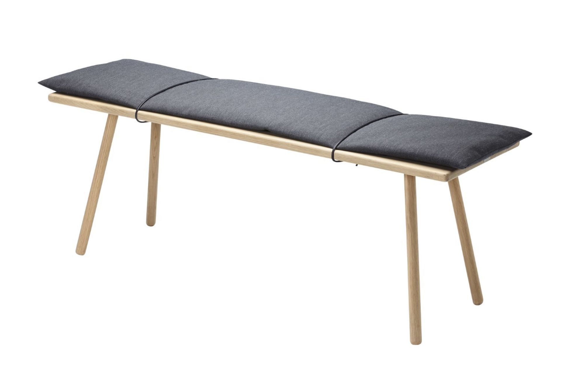 Georg Bank von Skagerak: Moderne Holzbank mit grauer Sitzauflage für den Innenbereich.