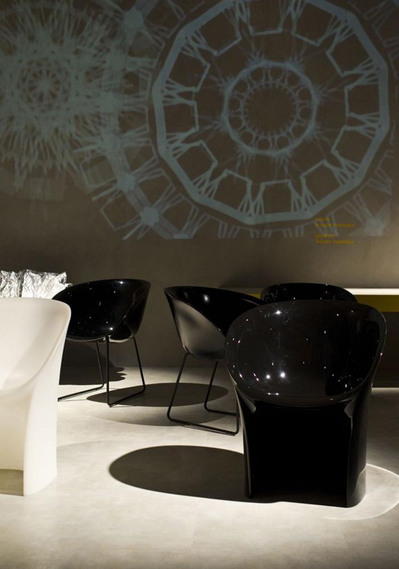 Schwarzer Moon Sessel aus Polyethylen von Moroso, moderne Sitzmöbel für stilvolles Wohnen und Objekt.