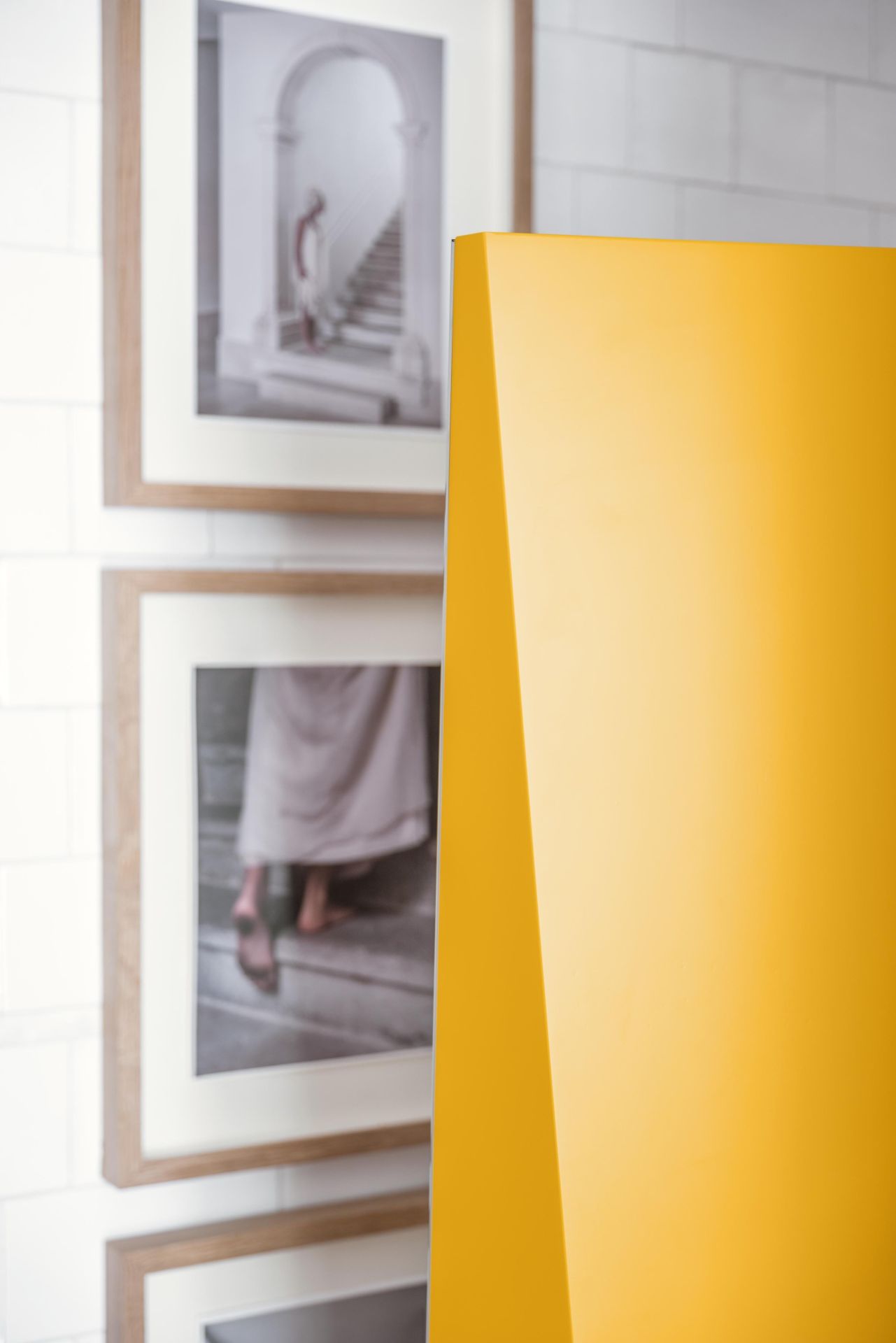 Gelber Schönbuch Standspiegel, moderner Designspiegel für Flur und Ankleidezimmer, hochwertige Verarbeitung und stilvolles Wohnaccessoire.