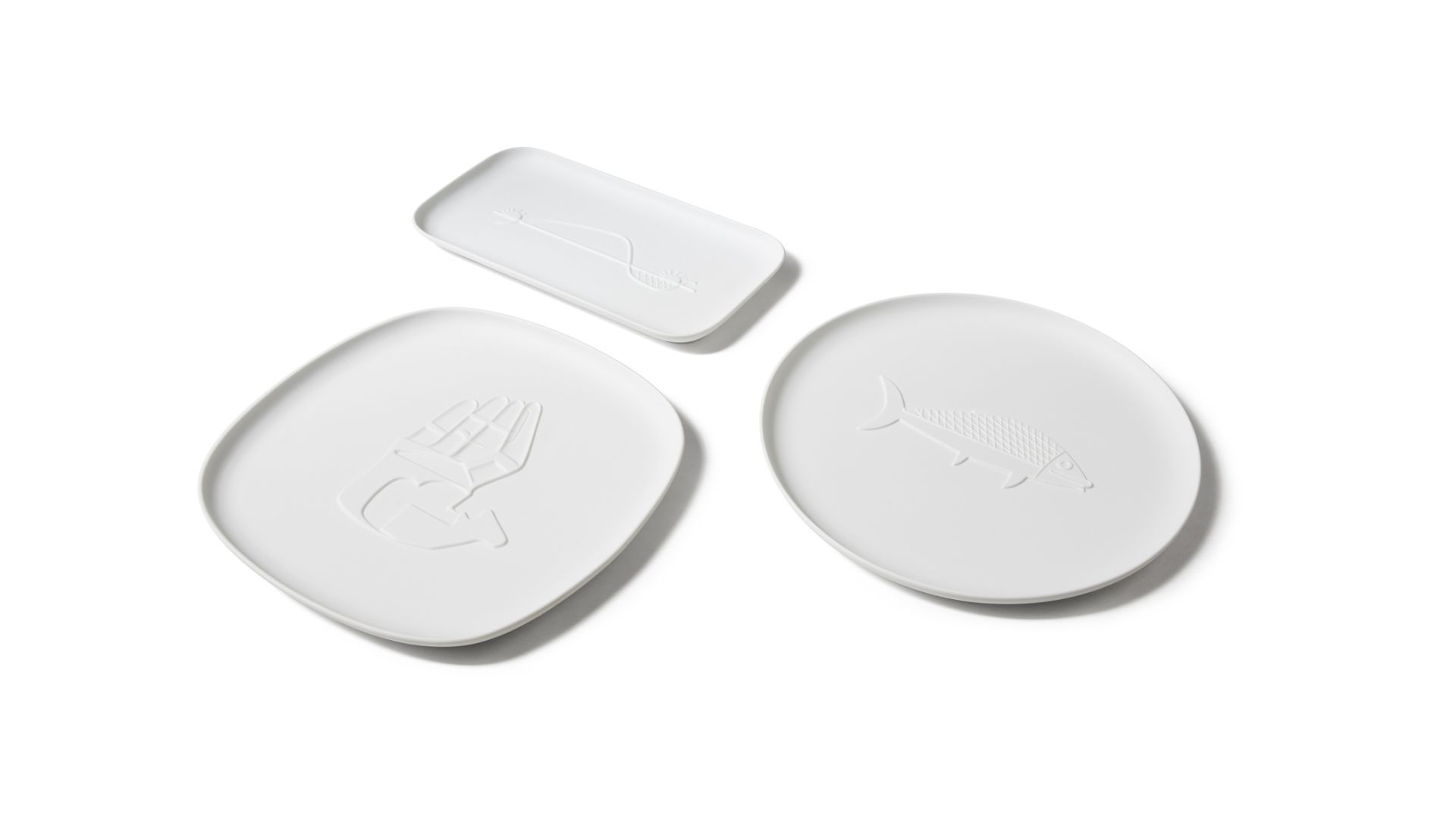 Drei weiße Chandigarh Tabletts von Cassina mit geprägten Motiven, moderne Serviertabletts.