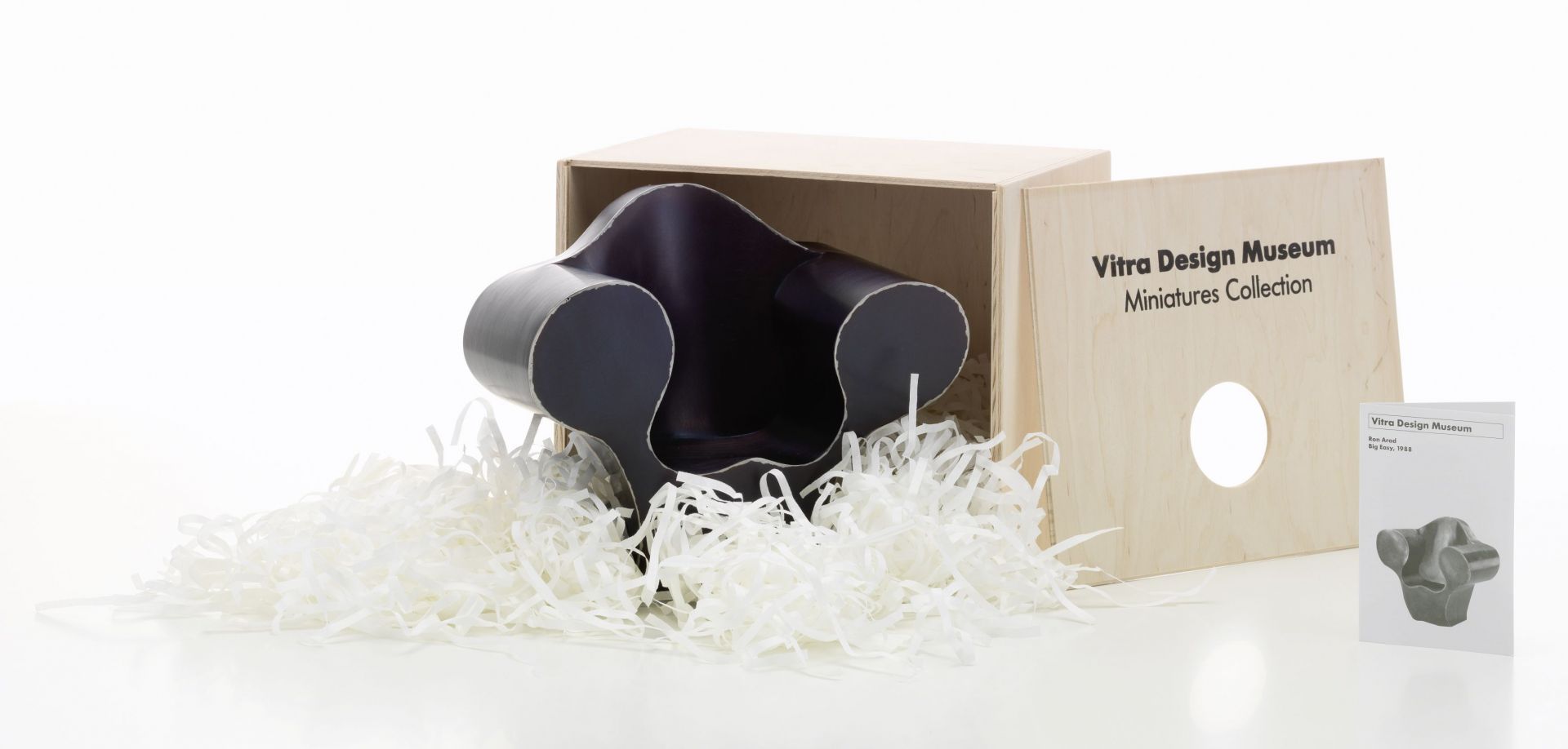 Miniatur Vitra Big Easy Sessel [1988] in Holzkiste mit Broschüre, Designmöbel Sammlerstück.