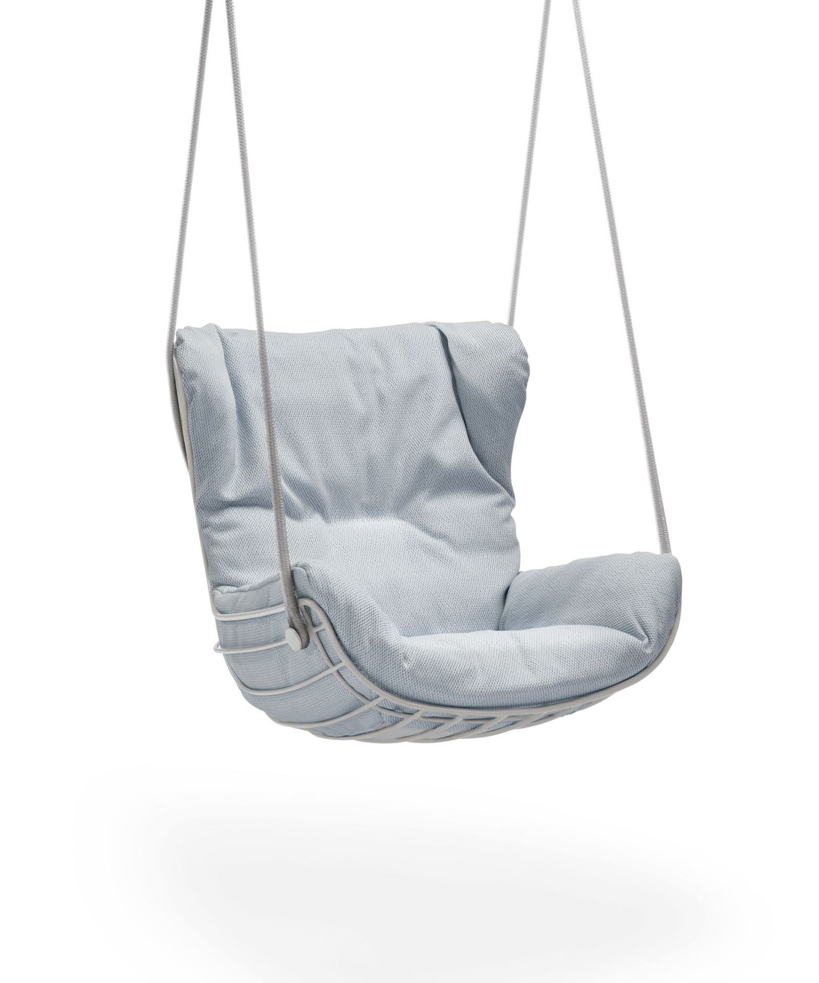 Leyasol Wingback Schwingsessel von Freifrau Manufaktur in hellblau mit Seilaufhängung für entspanntes Schwingen.