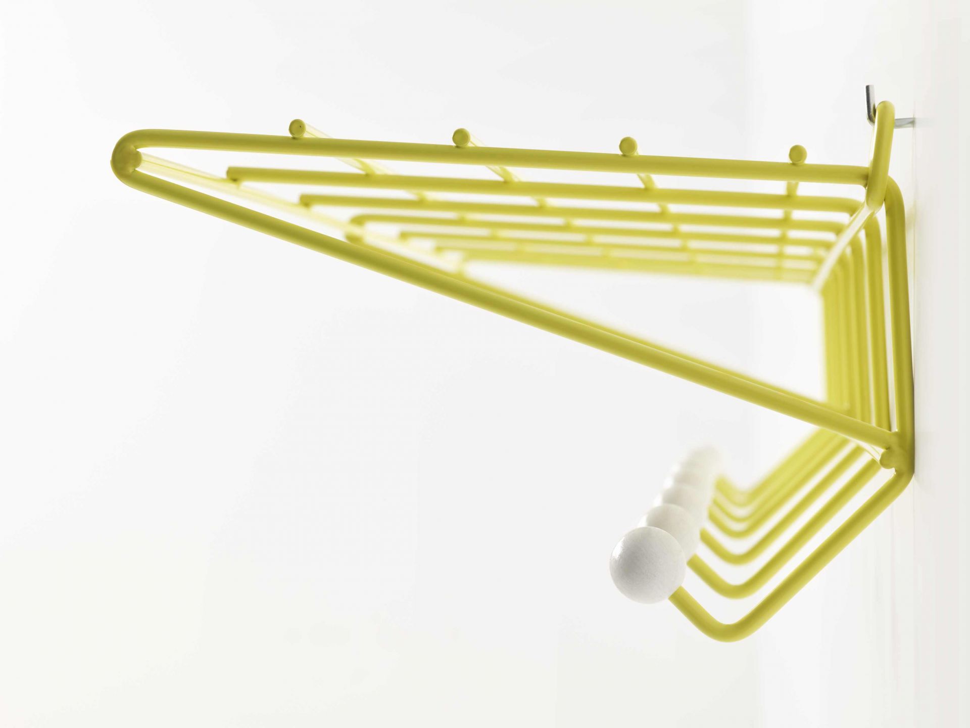 Gelbe Wandgarderobe "Spectrum" mit Ablage und Haken für Jacken und Accessoires.