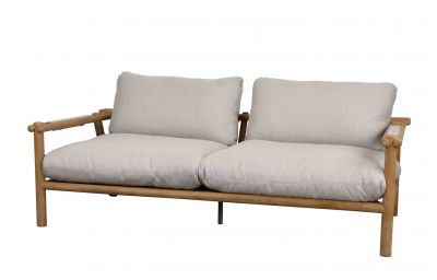 Cane-Line Sticks Outdoor Sofa mit hellen Kissen und Holzrahmen, modernes Gartenmöbel Design.