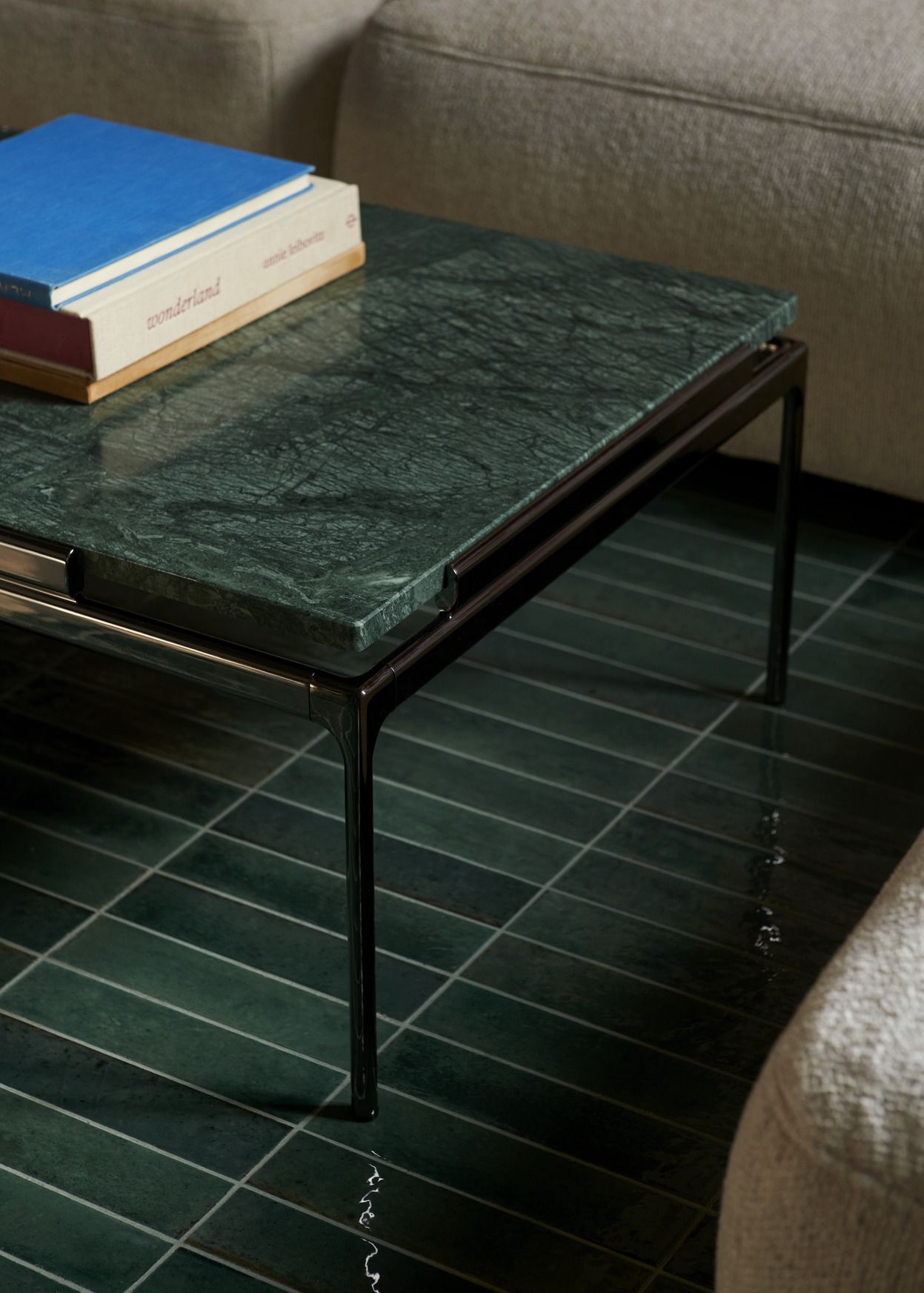 AndTradition Sett Couchtisch mit grüner Marmorplatte und Büchern, minimalistisches Design für Wohnzimmer.