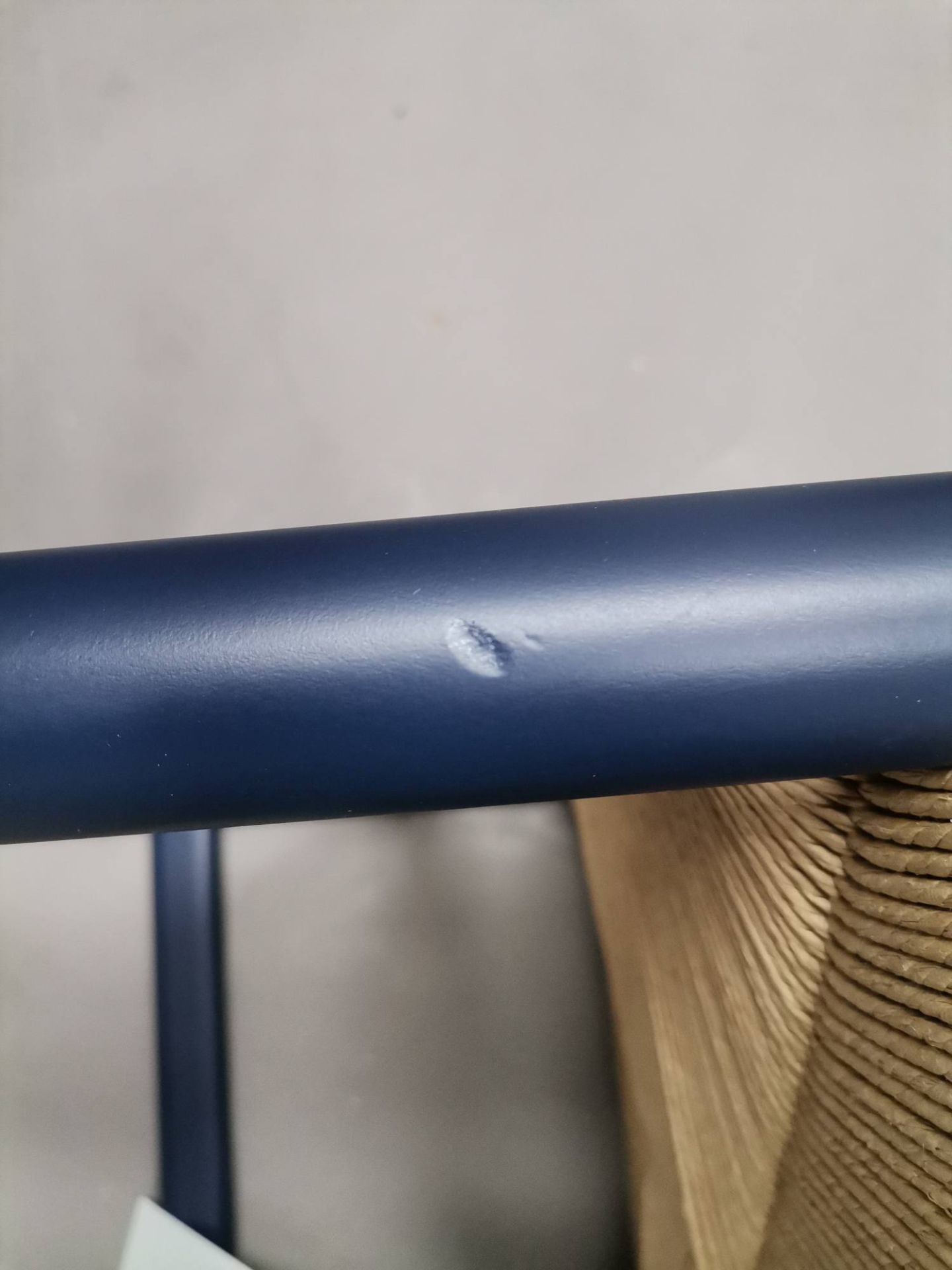 Detailaufnahme: Blauer CH53 Hocker (Mängelexemplar) von Carl Hansen & Søn, Lackschaden am Rahmen.