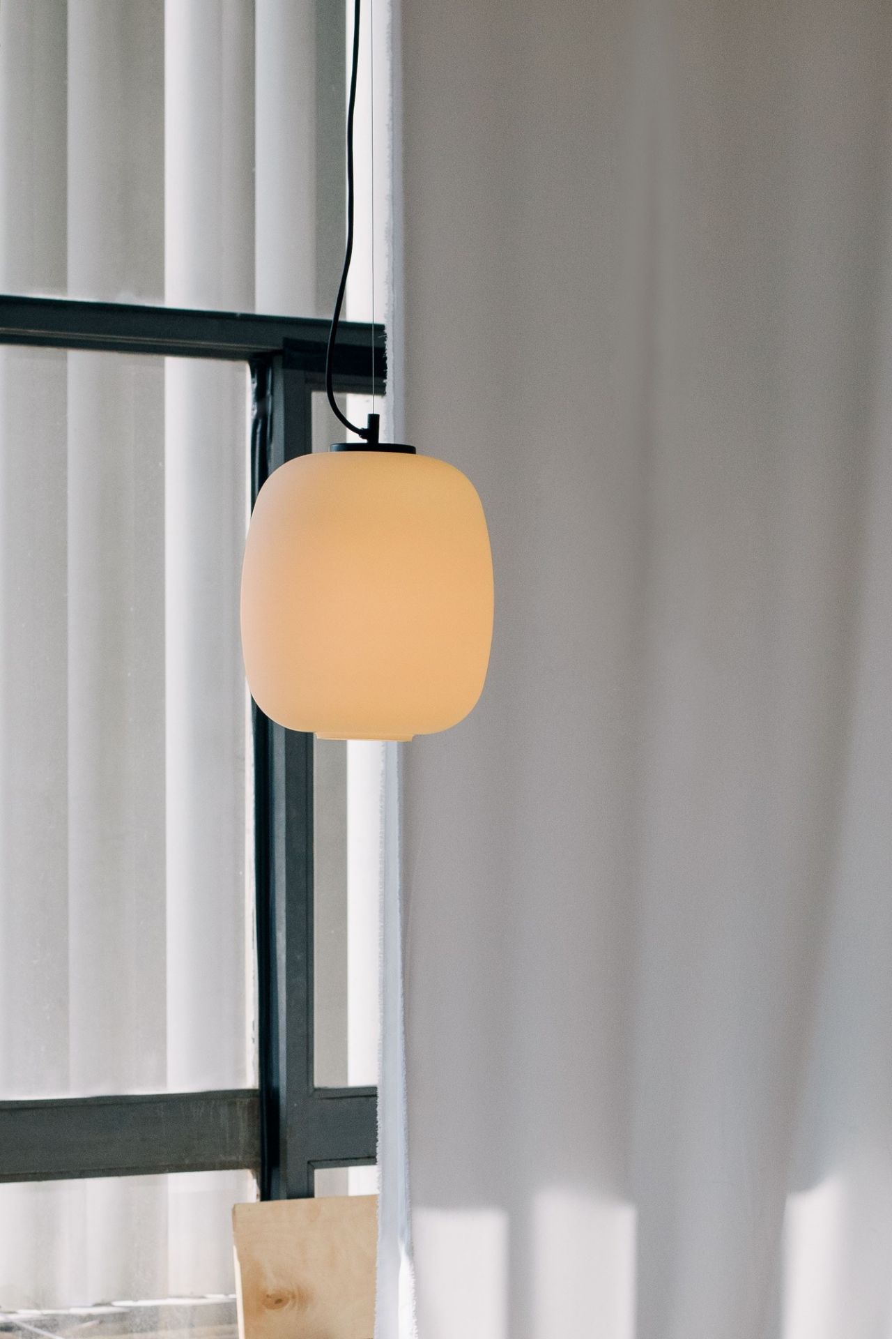 Globo Cesta Pendelleuchte von Santa & Cole: Moderne Hängelampe mit warmem Licht und minimalistischem Design.