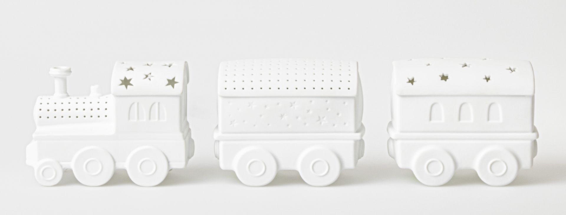 Weißes LED Lichtzug Set mit Rädern und Sternenmuster für stimmungsvolle Beleuchtung.