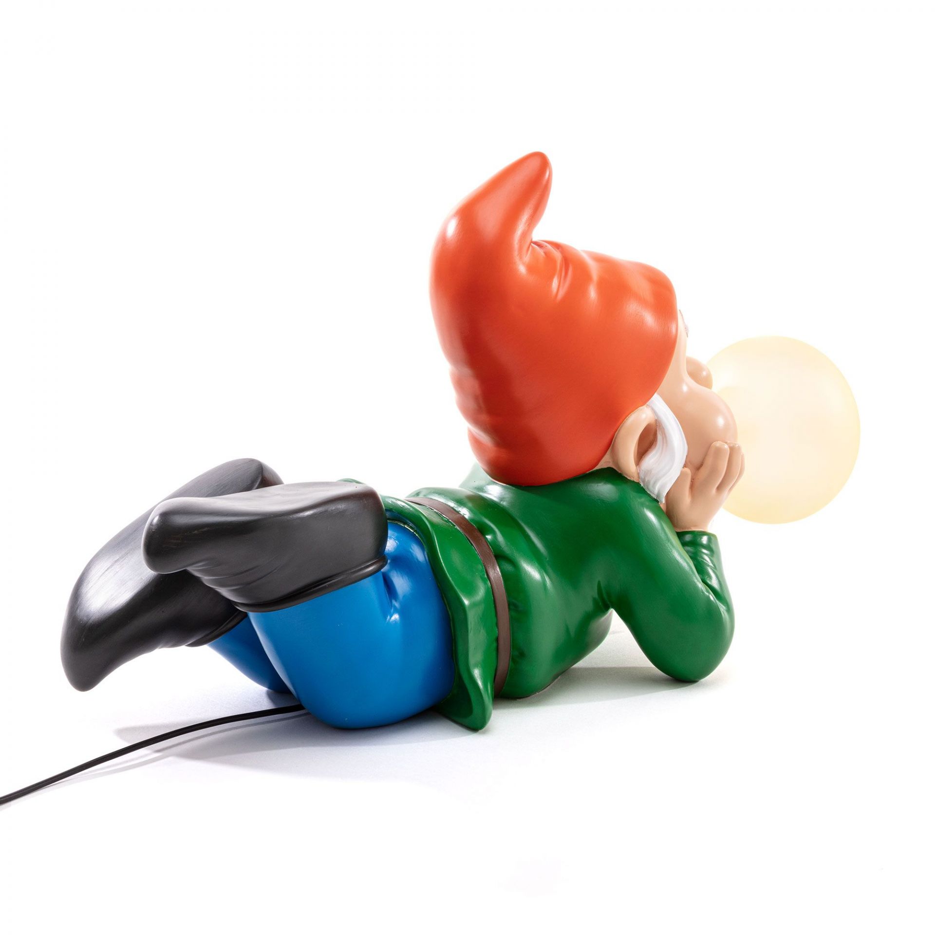 Gummy Dreaming Leuchte von Seletti: Liegender Gartenzwerg mit roter Mütze und leuchtender Kugel.
