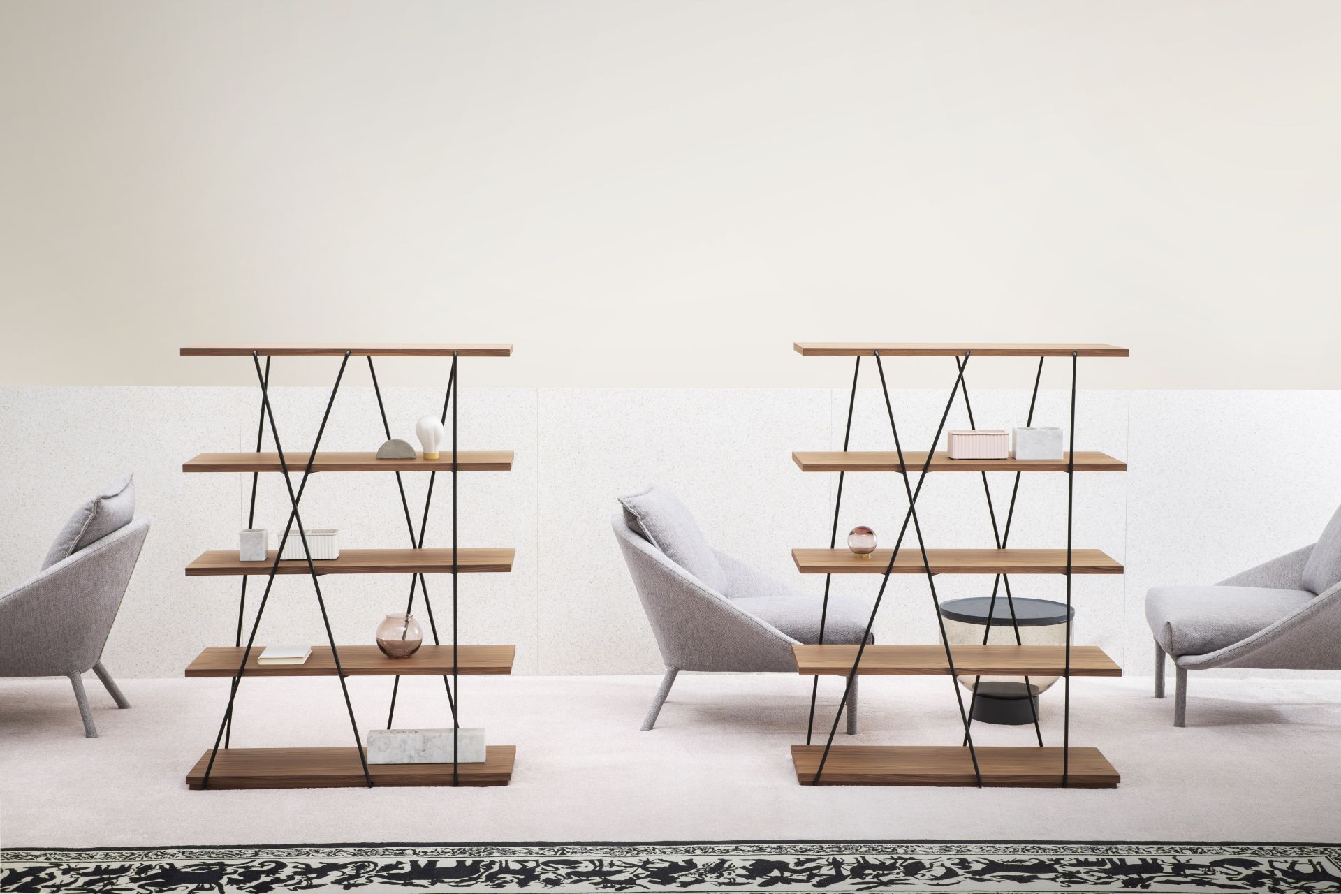 Matassa Regal Walnuss Regal von Miniforms, modernes Design mit Holzregalen und schwarzem Metallgestell.