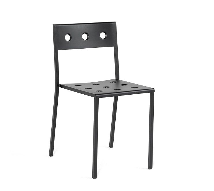 Anthrazitfarbener Hay Balcony Stuhl für den Außenbereich mit Löchern in Sitzfläche und Rückenlehne.