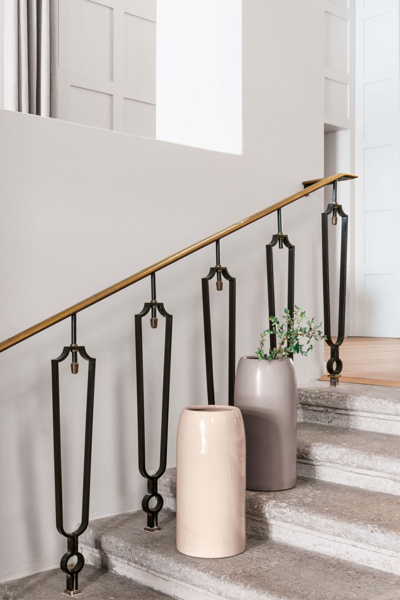 Carlo Schirmständer von Schönbuch, zwei moderne Vasen auf einer Steintreppe, elegante Wohnaccessoires.