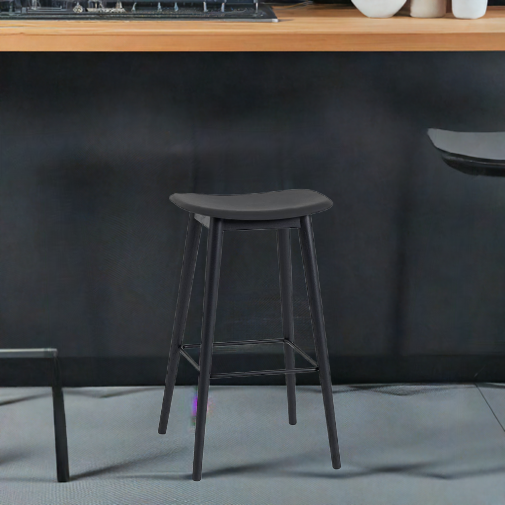 Schwarzer Fiber Bar Stool Barhocker von Muuto, 75 cm hoch, mit Holzbeinen und minimalistischem Design.