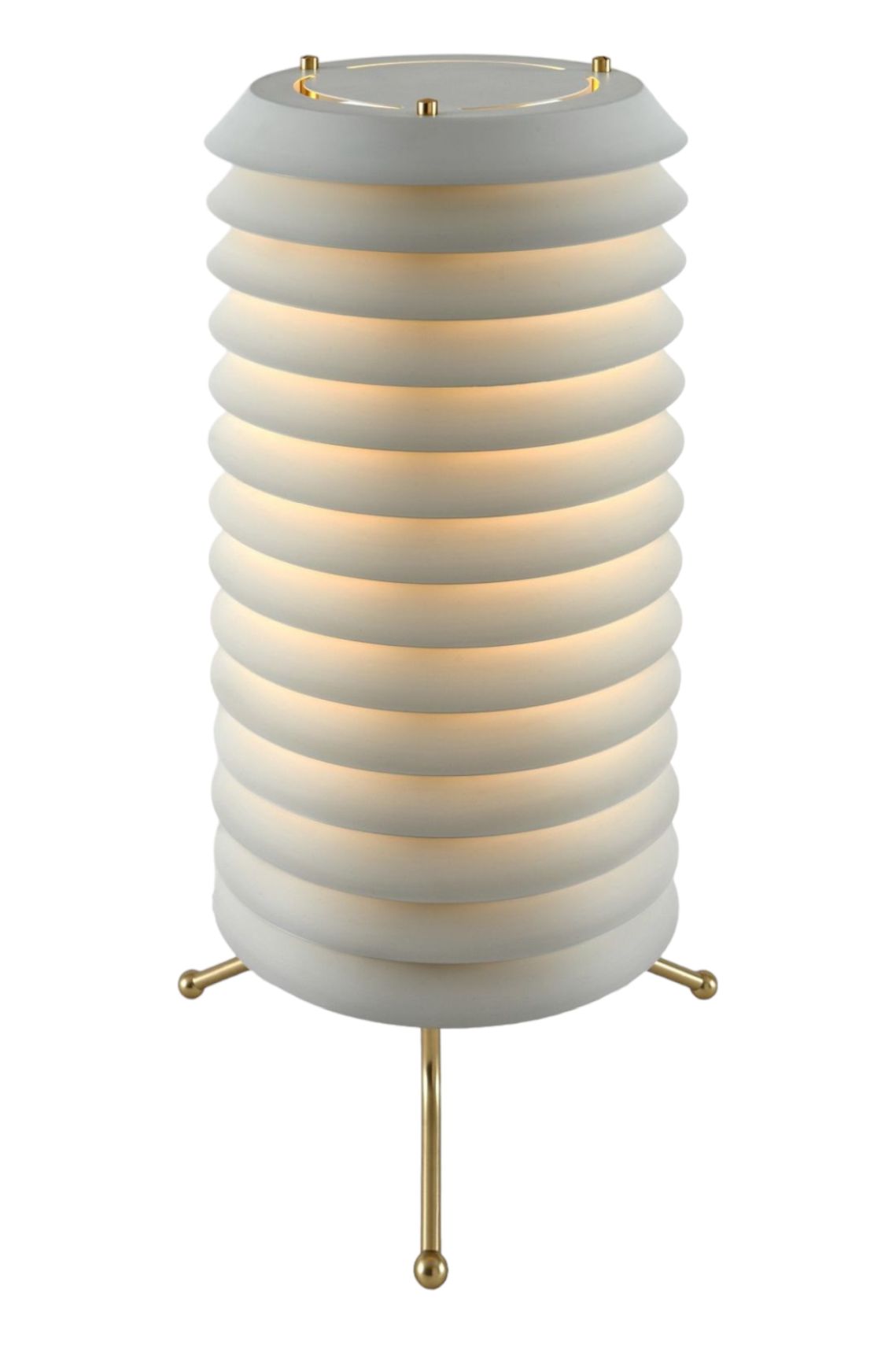 Weiße Maija Stehleuchte von Santa & Cole mit geripptem Lampenschirm und goldenem Fuß.