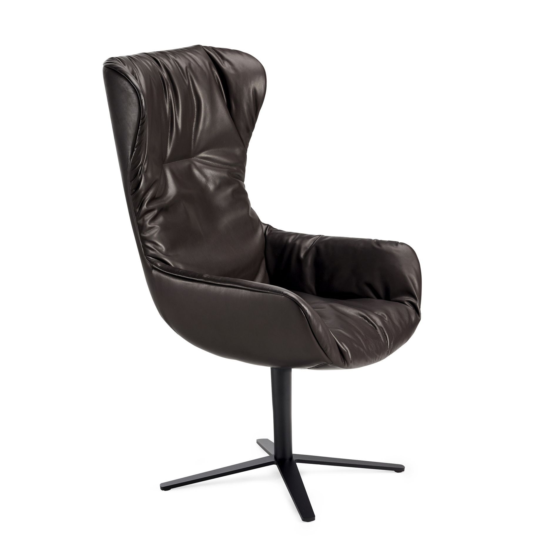 Leya Grand Sessel von Freifrau Manufaktur, braunes Leder, hoher Rücken, Dreifußgestell, moderner Lounge Sessel.