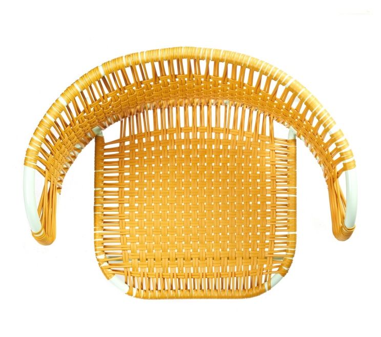 Draufsicht: Gelber Cielo Armlehnstuhl, stapelbarer Outdoor-Stuhl mit geflochtener Sitzfläche und Rückenlehne.